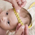 Измерение окружности головы младенца