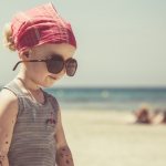 На пляже защищайте голову ребенка от солнца