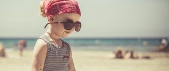 Protect your child&#39;s head from the sun at the beach