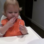 Ребенок ест индюшатину