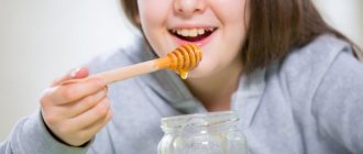 Ребенок ест мёд
