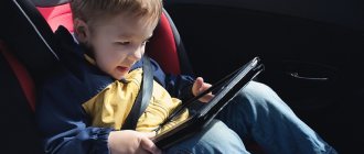 ребенок играет на планшете в дороге
