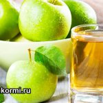 Стакан яблочного сока и зеленые яблоки