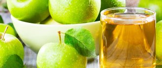 Стакан яблочного сока и зеленые яблоки