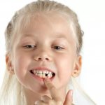 Во сколько лет меняются зубы у детей
